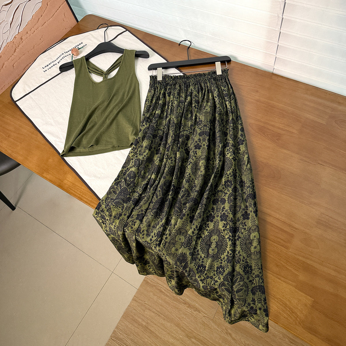 Merino Wool Halter-neck Twist Vest Silk Palm-printed Midi Skirt – Premium 0 | RICALOUX