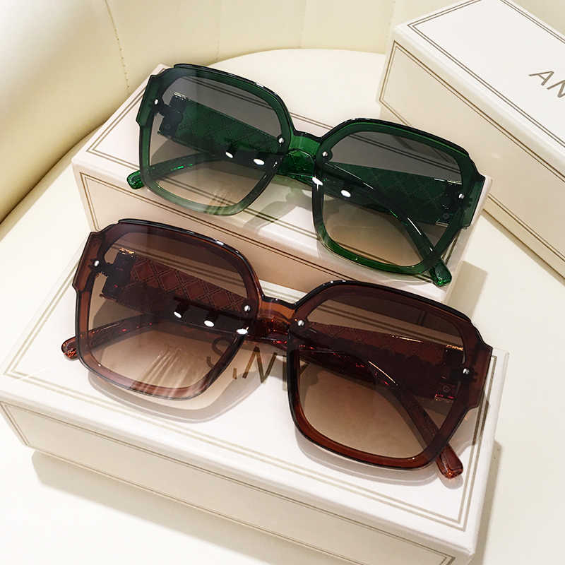 Large-frame UV-protection Classic Sunglasses by Ricaloux