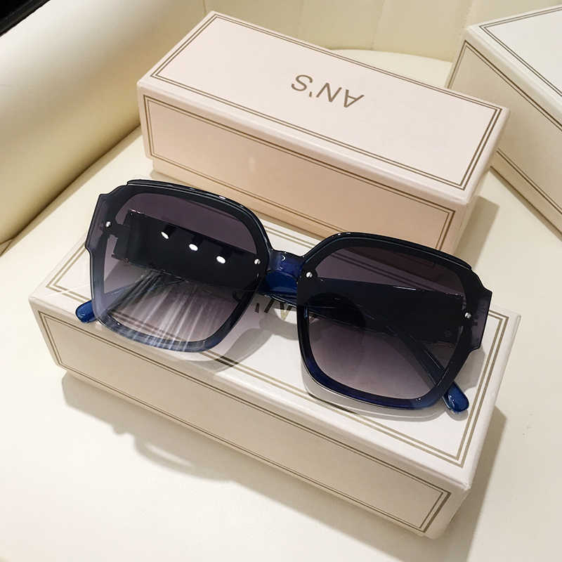 Large-frame UV-protection Classic Sunglasses by Ricaloux
