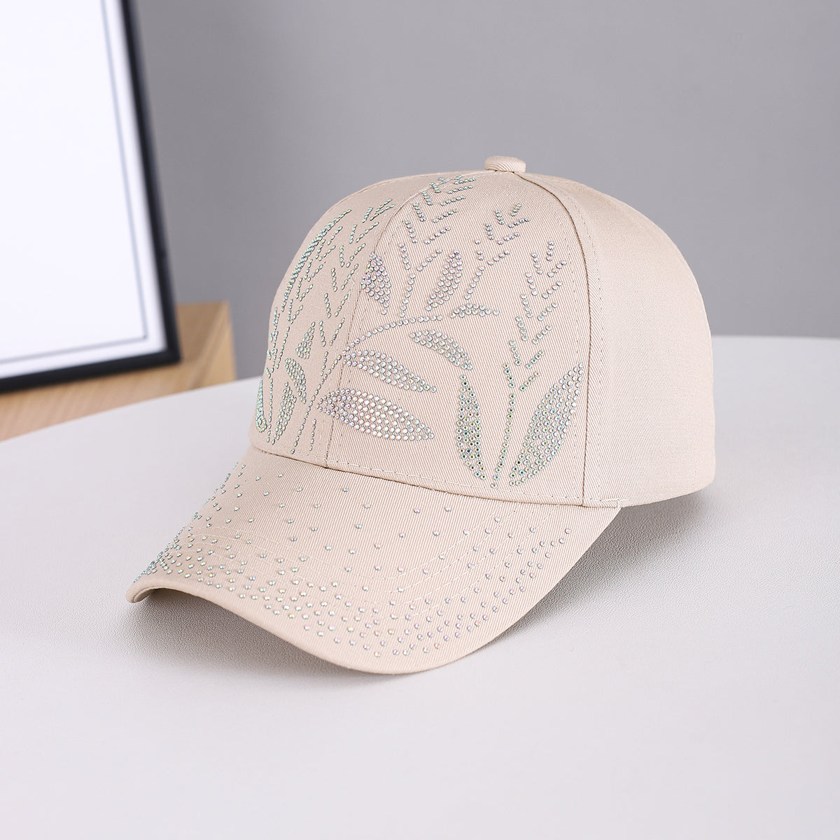 Men's And Women's Adjustable Leaf-shaped Beaded Pattern Twill Fabric Brimmed Baseball Cap. Suitable For Daily Commuting, Spring And Summer Outdoor Outings, And Casual Outings. by Ricaloux